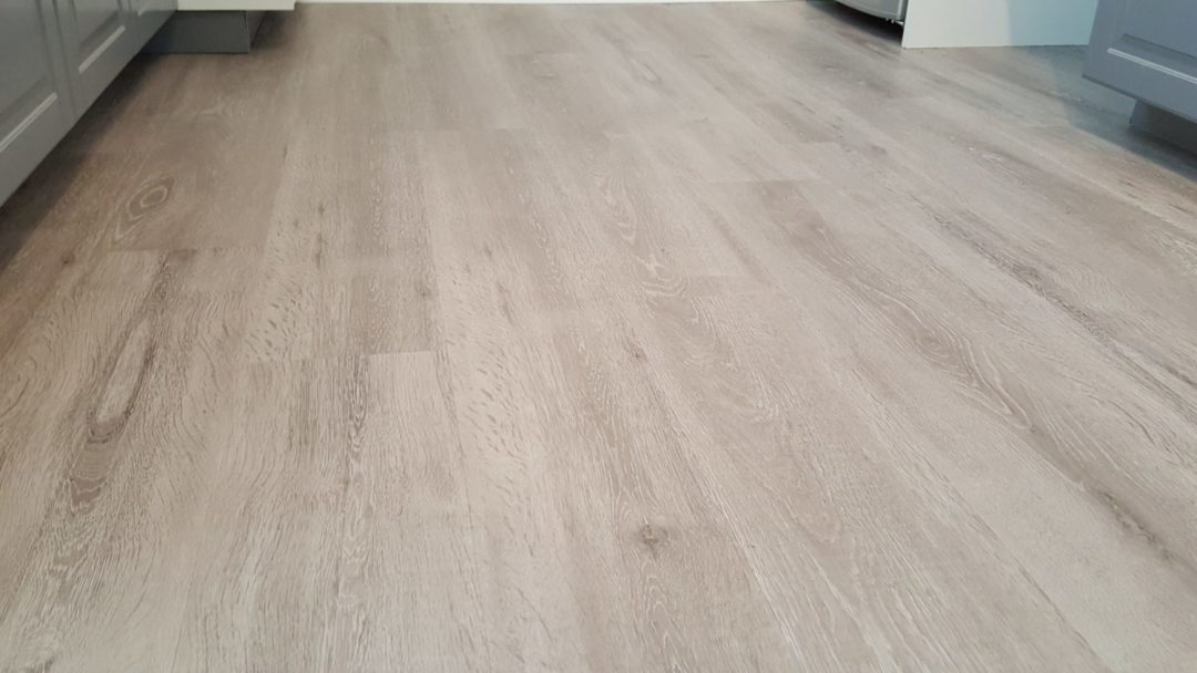 Pose de lame LVT clipsable finition sel de gérande