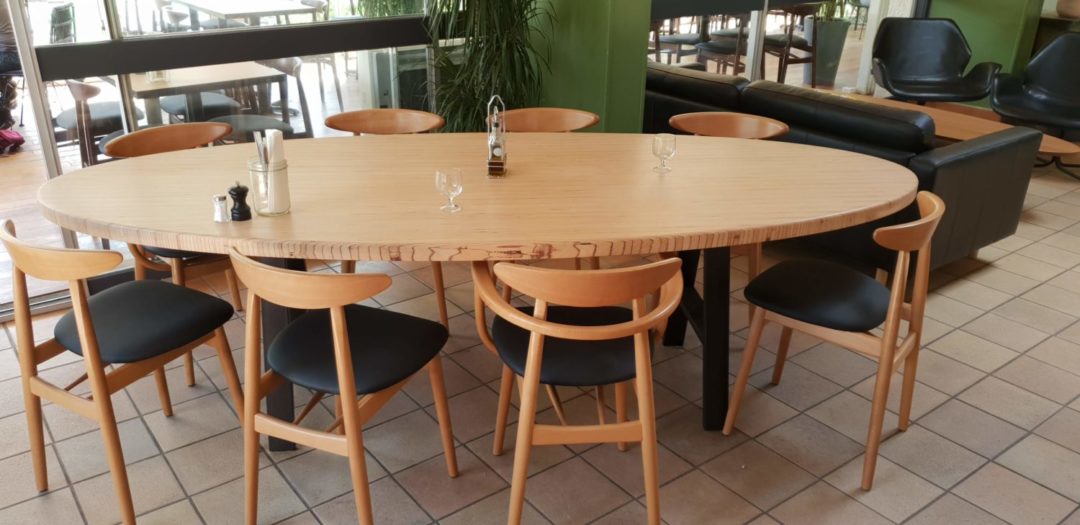 table ovale pour un restaurant