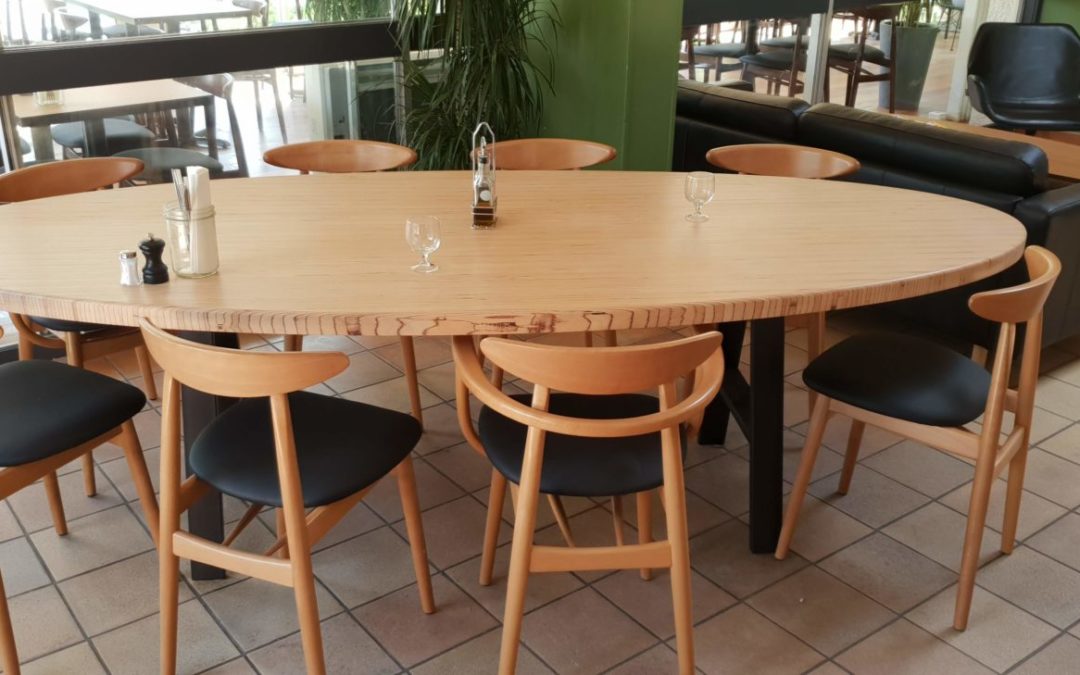 table ovale pour un restaurant
