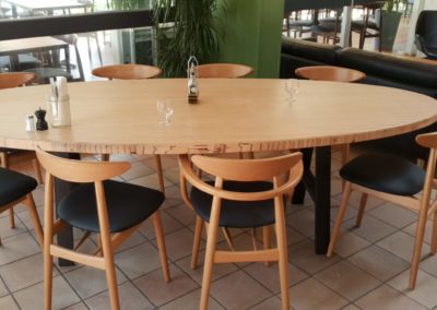 table ovale pour un restaurant